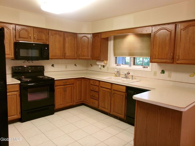15 Pinecrest Drive, Niskayuna, NY 12309