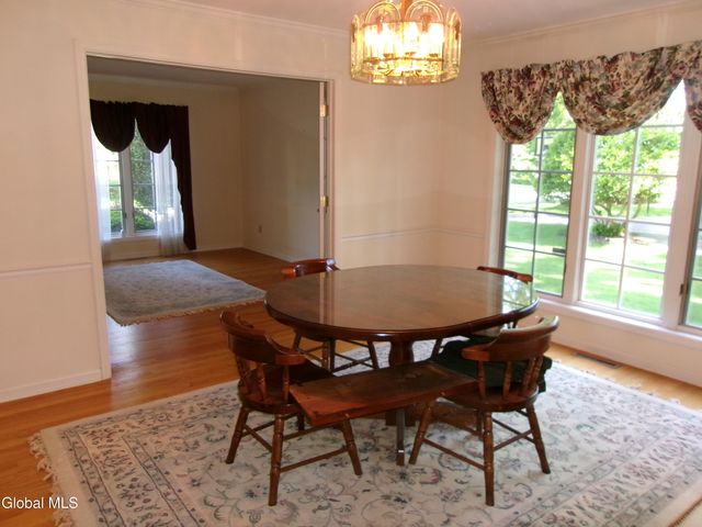 15 Pinecrest Drive, Niskayuna, NY 12309