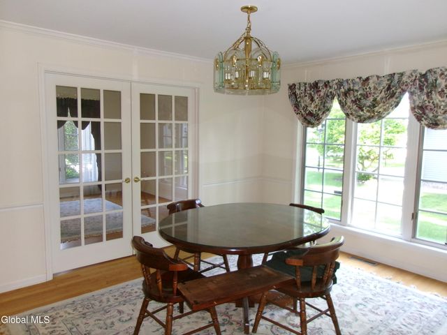 15 Pinecrest Drive, Niskayuna, NY 12309