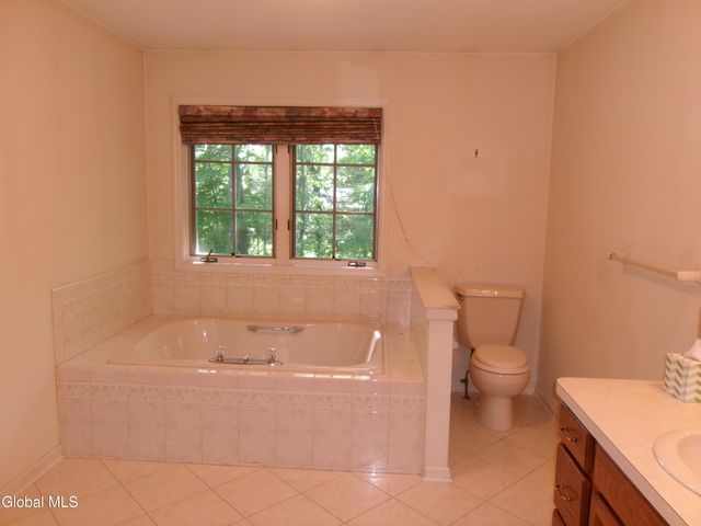 15 Pinecrest Drive, Niskayuna, NY 12309