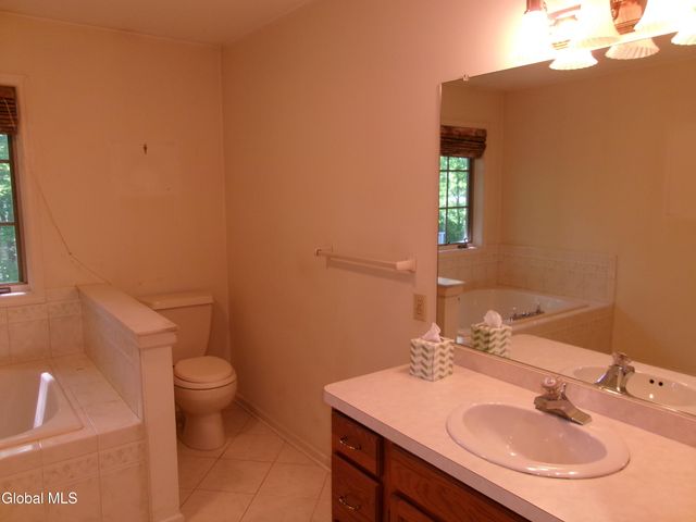 15 Pinecrest Drive, Niskayuna, NY 12309