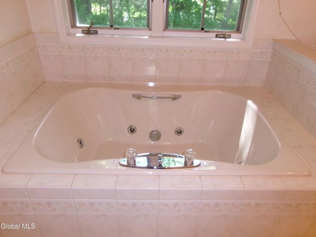15 Pinecrest Drive, Niskayuna, NY 12309