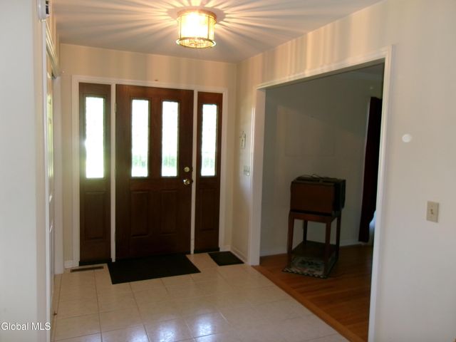 15 Pinecrest Drive, Niskayuna, NY 12309