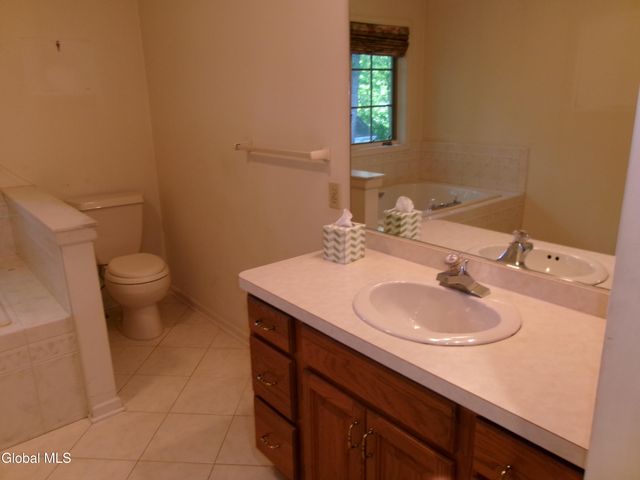 15 Pinecrest Drive, Niskayuna, NY 12309