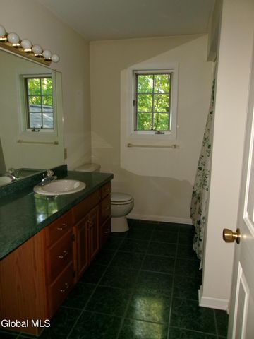 15 Pinecrest Drive, Niskayuna, NY 12309