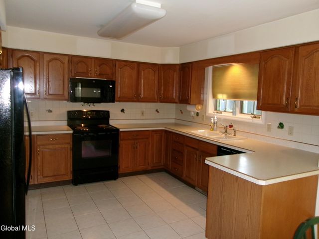 15 Pinecrest Drive, Niskayuna, NY 12309