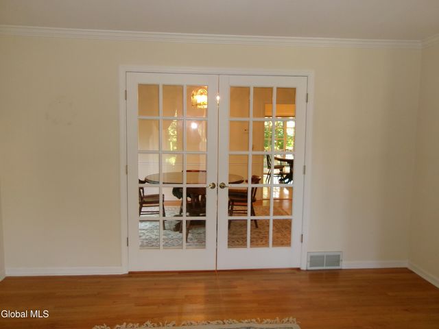 15 Pinecrest Drive, Niskayuna, NY 12309
