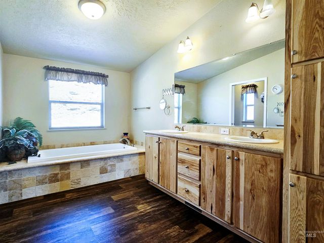 392 Vista View Dr, Lenore, ID 83541