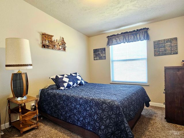 392 Vista View Dr, Lenore, ID 83541