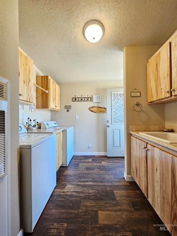 392 Vista View Dr, Lenore, ID 83541