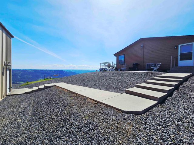 392 Vista View Dr, Lenore, ID 83541