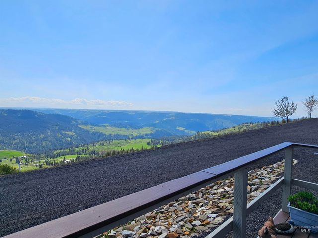 392 Vista View Dr, Lenore, ID 83541