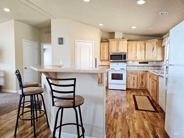 392 Vista View Dr, Lenore, ID 83541