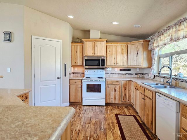 392 Vista View Dr, Lenore, ID 83541