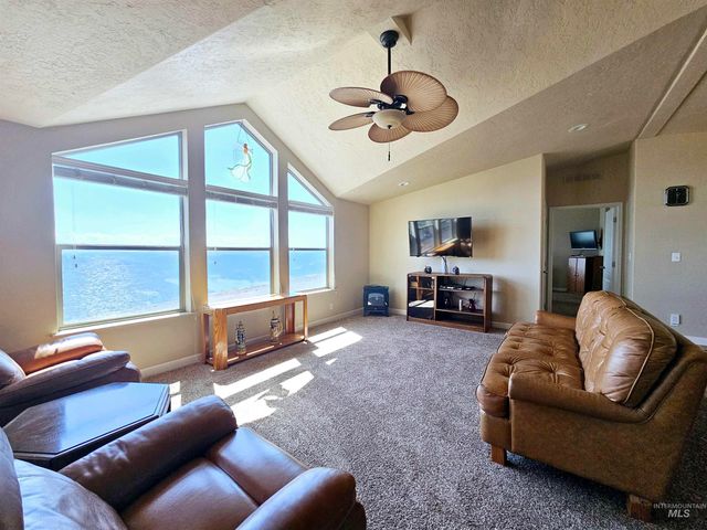 392 Vista View Dr, Lenore, ID 83541