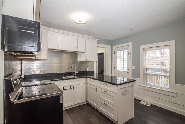 10 Auburn Road, Londonderry, NH 03053