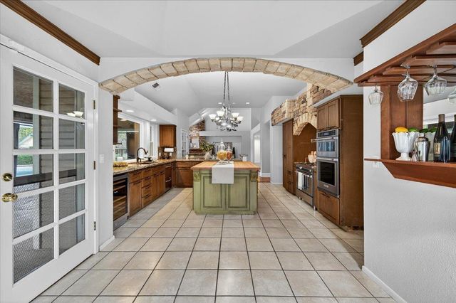 8269 N 6th Street, Fresno, CA 93720