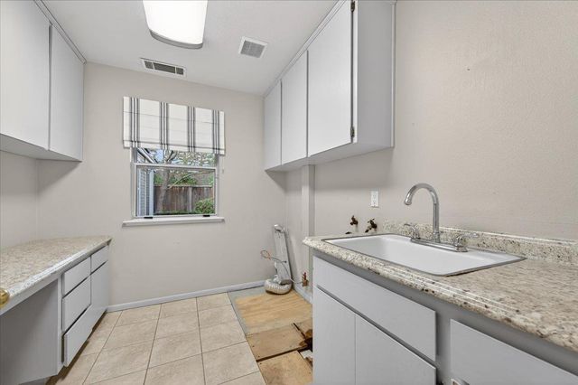 8269 N 6th Street, Fresno, CA 93720