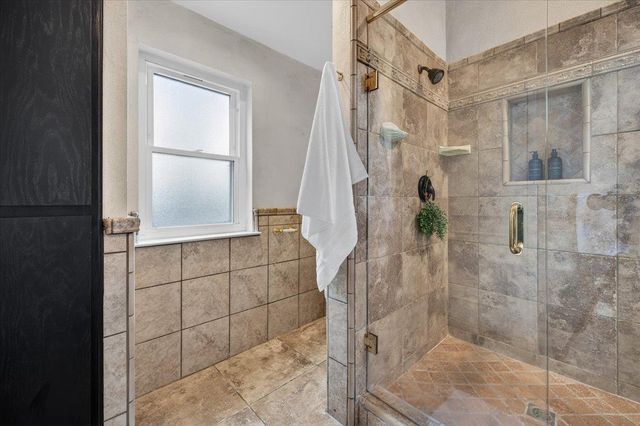 8269 N 6th Street, Fresno, CA 93720