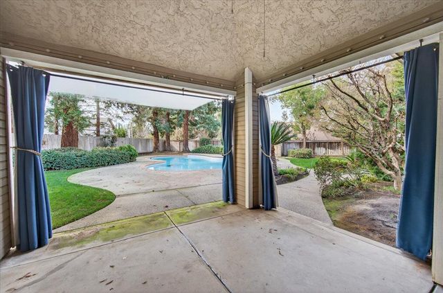 8269 N 6th Street, Fresno, CA 93720