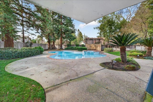 8269 N 6th Street, Fresno, CA 93720