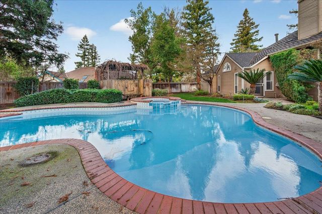 8269 N 6th Street, Fresno, CA 93720