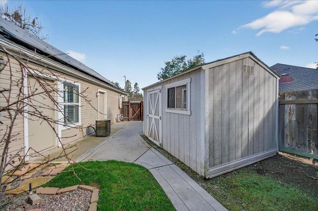 8269 N 6th Street, Fresno, CA 93720