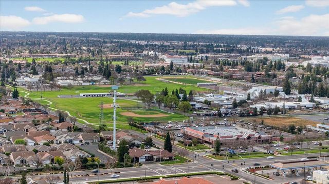 8269 N 6th Street, Fresno, CA 93720