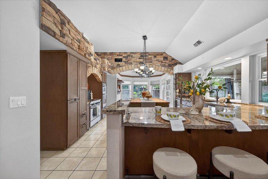 Image 13 of property listing at 8269 N 6th Street, Fresno, CA 93720