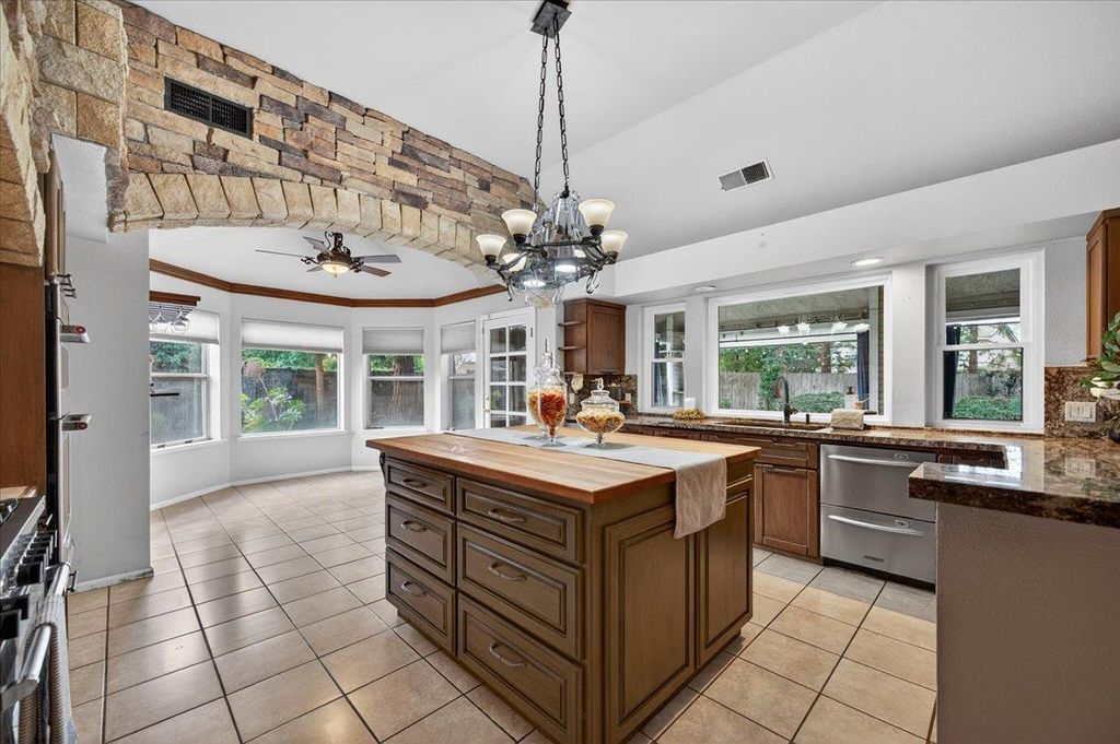 Image 14 of property listing at 8269 N 6th Street, Fresno, CA 93720