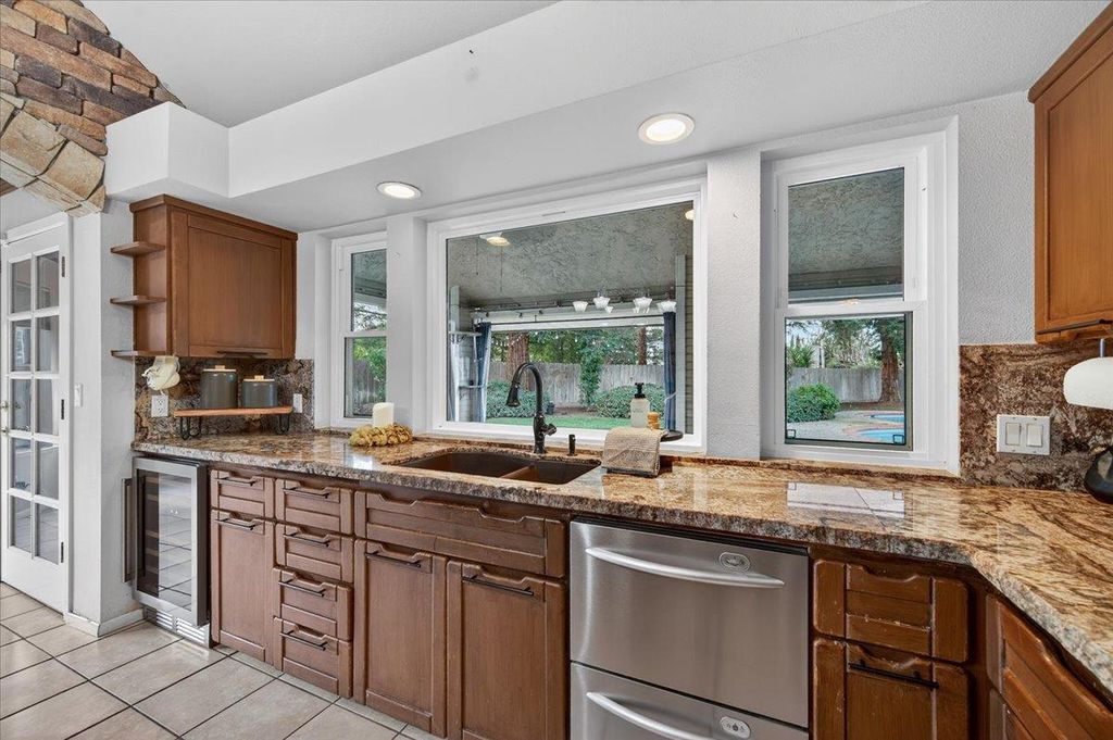 Image 15 of property listing at 8269 N 6th Street, Fresno, CA 93720