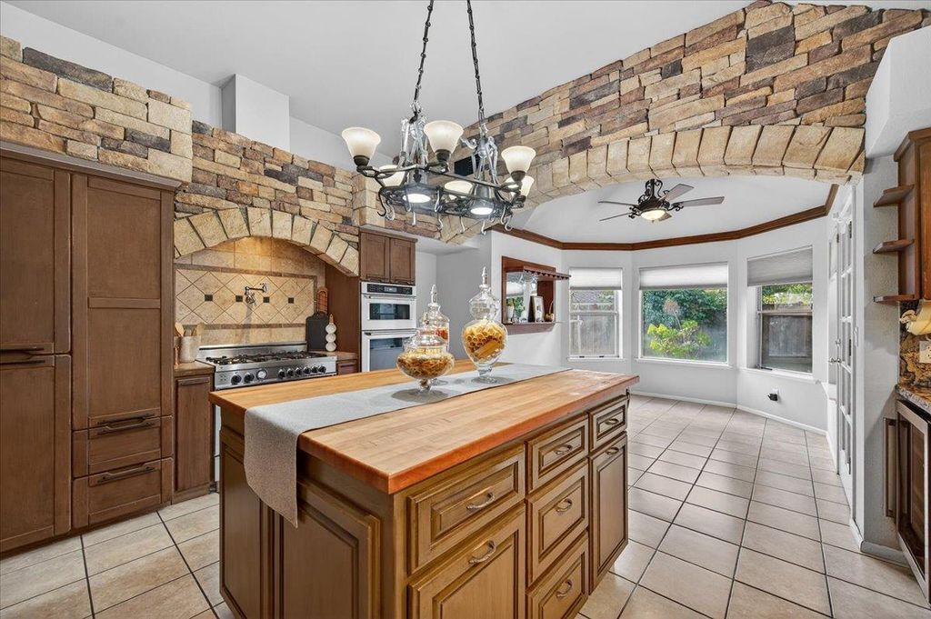 Image 16 of property listing at 8269 N 6th Street, Fresno, CA 93720