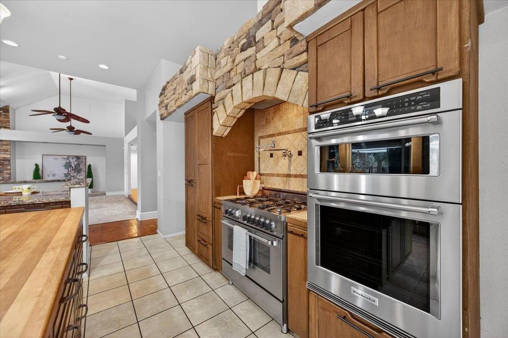 Image 19 of property listing at 8269 N 6th Street, Fresno, CA 93720