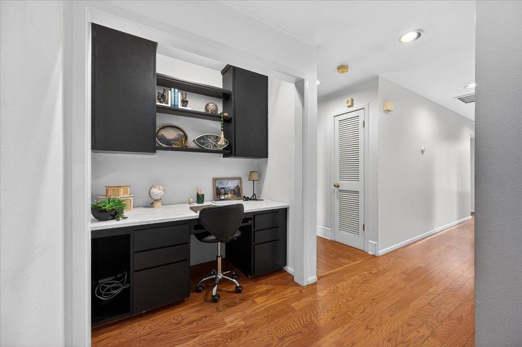 Image 27 of property listing at 8269 N 6th Street, Fresno, CA 93720