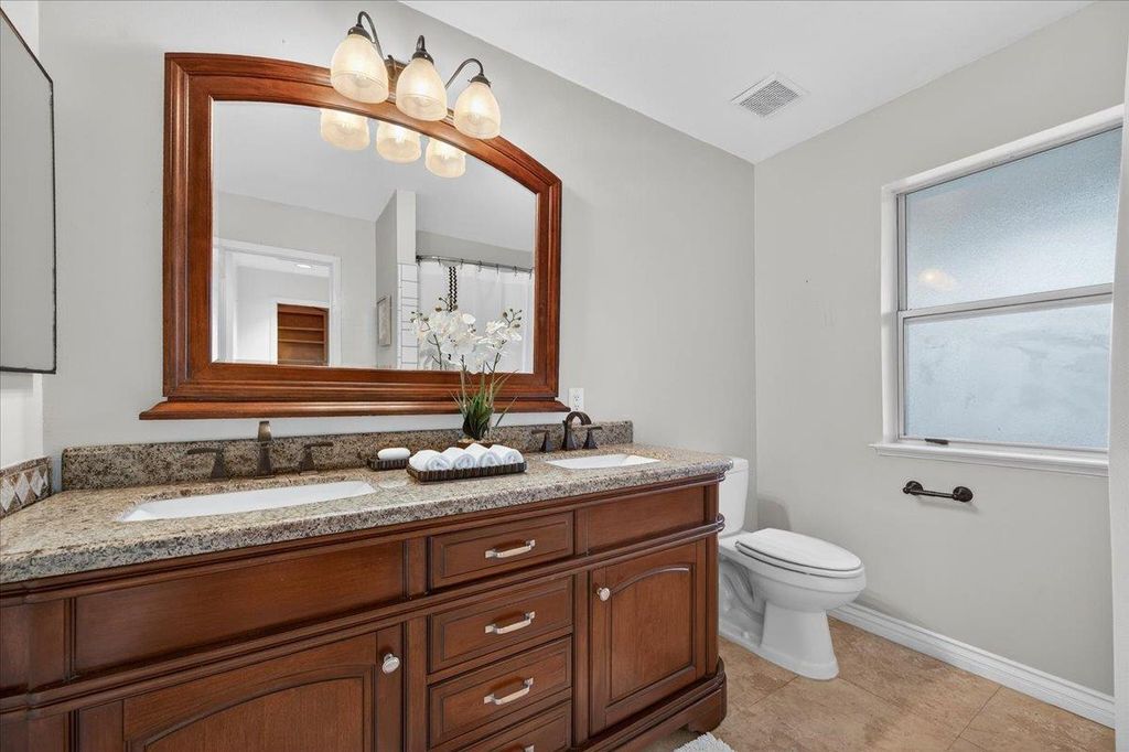 Image 28 of property listing at 8269 N 6th Street, Fresno, CA 93720