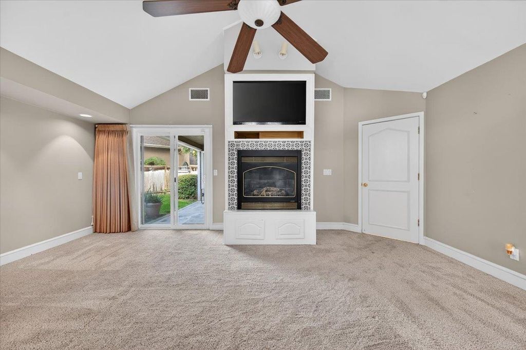 Image 41 of property listing at 8269 N 6th Street, Fresno, CA 93720