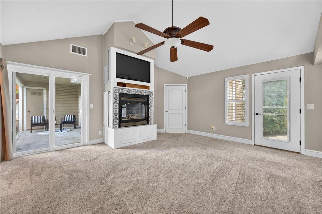 Image 42 of property listing at 8269 N 6th Street, Fresno, CA 93720