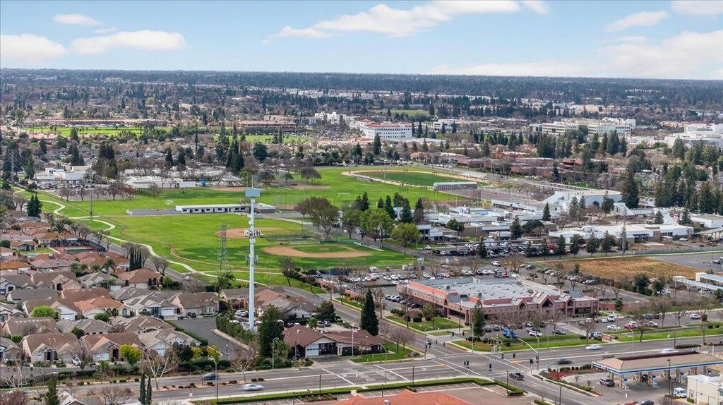 Image 73 of property listing at 8269 N 6th Street, Fresno, CA 93720