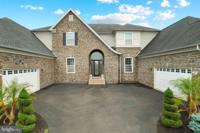 4 SHADY PINES DR, Ivyland, PA 18974