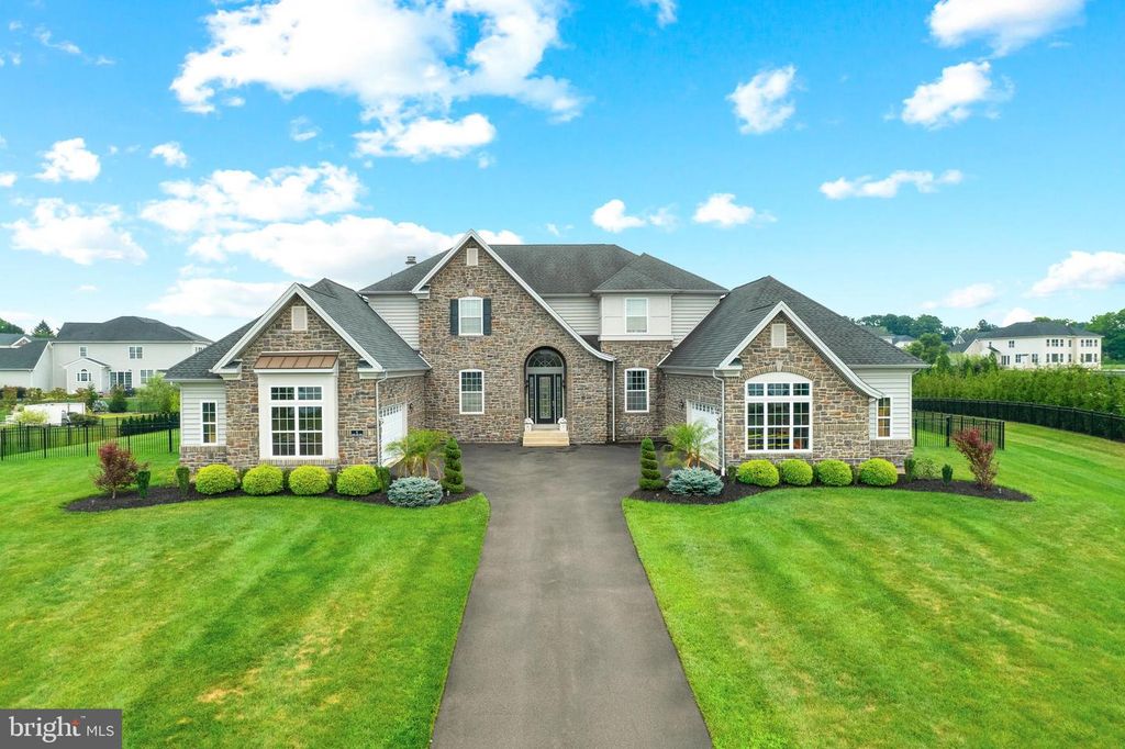 4 SHADY PINES DR, Ivyland, PA 18974