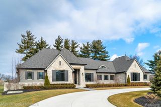 3808 W Maple Road, Bloomfield Charter Township, MI 48301