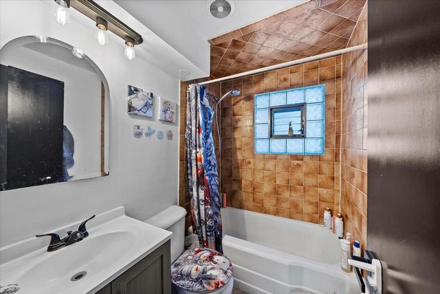 1527 S 80th STREET, West Allis, WI 53214