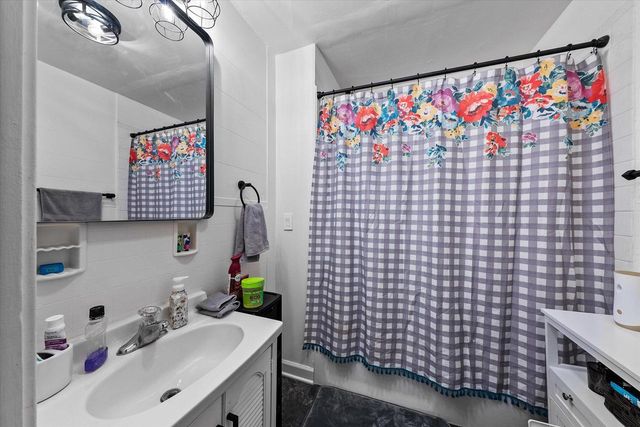 1527 S 80th STREET, West Allis, WI 53214