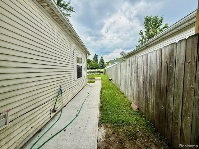 25660 Currier Street, Dearborn Heights, MI 48125