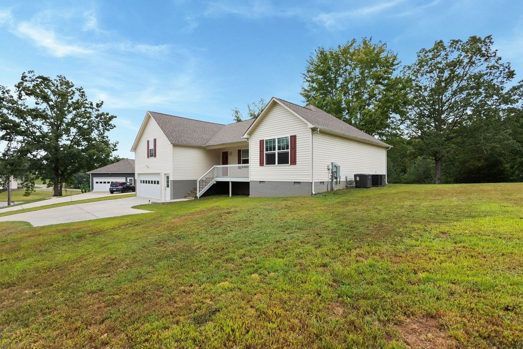 1209 Wesley Ct, Lawrenceburg, TN 38464