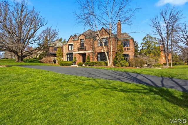 62 Lake Forest Drive, Richmond Heights, MO 63117