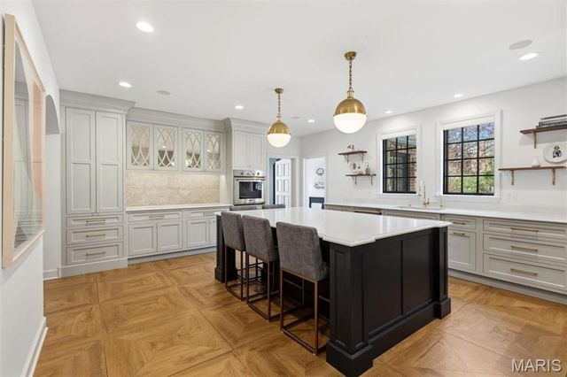 62 Lake Forest Drive, Richmond Heights, MO 63117