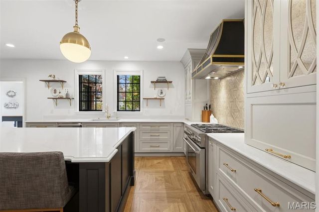 62 Lake Forest Drive, Richmond Heights, MO 63117