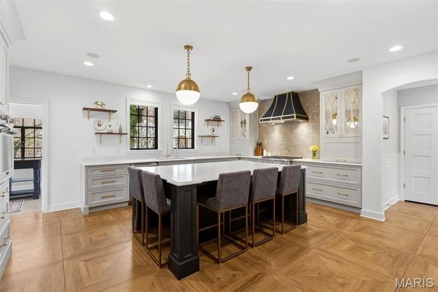 62 Lake Forest Drive, Richmond Heights, MO 63117