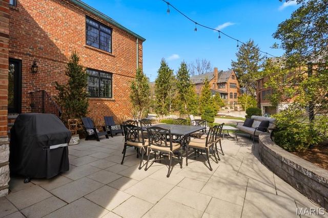 62 Lake Forest Drive, Richmond Heights, MO 63117